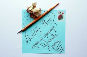 Invitación de boda caligrafía artesanal con sobre personalizado