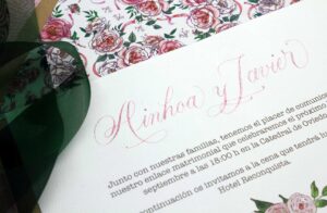Invitación de boda caligrafía artesanal con sobre personalizado