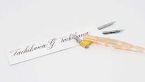 Caligrafía creativa caligrafiado con sobre plumillas artesanal